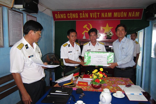 Đồng chí Trần Thanh Khê cùng Đoàn đại biểu Đảng bộ Khối thăm và tặng quà cán bộ, chiến sỹ Đảo Đá Lát 