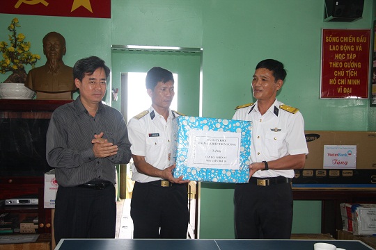 Đồng chí Nguyễn Quang Dương thăm và tặng quà cán bộ, chiến sỹ Nhà giàn DK1/16 