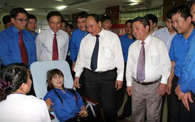 hó Thủ tướng Nguyễn Xuân Phúc động viên các thanh niên tình nguyện hiến máu. Ảnh: Chinhphu.vn