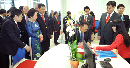 Phó Chủ tịch nước Nguyễn Thị Doan chứng kiến những giao dịch đầu tiên tại VietinBank Chi nhánh Berlin. Ảnh: Mạnh Thắng.