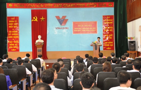 Đồng chí Nguyễn Ngọc Sự - Bí thư Đảng bộ, Chủ tịch HĐTV Tập đoàn giới thiệu về NQ TƯ 4.