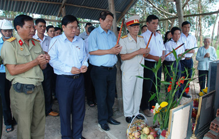 Các đại biểu, đồng đội thắp hương tưởng niệm các liệt sỹ tại miếu thờ cũ do người dân lập