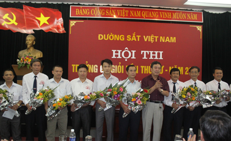 Ông Nguyễn Hữu Tuyên, Trưởng Ban tổ chức Hội thi trao giải cho các thí sinh