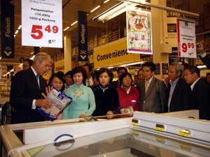 Tổng giám đốc tập đoàn Metro Muller giới thiệu với các vị khách quý về sản phẩm cá basa Việt Nam siêu thị Metro ở Berlin