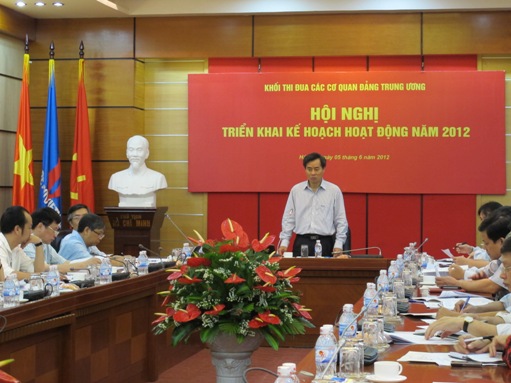 Đồng chí Nguyễn Quang Dương, Phó Bí thư Đảng ủy Khối doanh nghiệp Trung ương, Trưởng Khối Thi đua phát biểu chỉ đạo tại hội nghị 