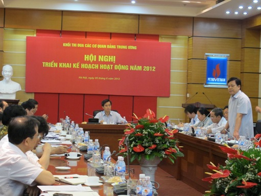 Đại diện của 12 đơn vị trong Khối Thi đua các cơ quan Đảng Trung ương thảo luận và góp ý cho bản kế hoạch năm 2012