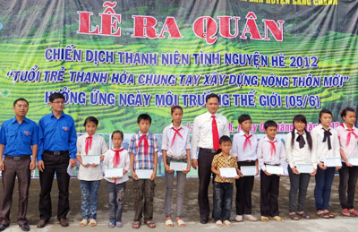 Tuổi trẻ VietinBank Thanh Hóa trao học bổng cho các em có hoàn cảnh khó khăn