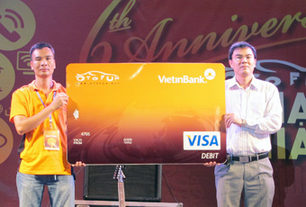 Phó Giám đốc Trung tâm thẻ Lê Thanh Hà và đại diện Otofun công bố thẻ đồng thương hiệu tượng trưng