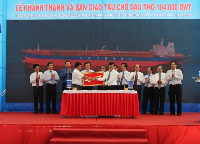 Đại diện lãnh đạo Đảng, Nhà nước, Tập đoàn Dầu khí Việt Nam và tỉnh Quảng Ngãi chứng kiến lễ ký bàn giao tàu chở dầu thô có trọng tải 104.000 tấn 
