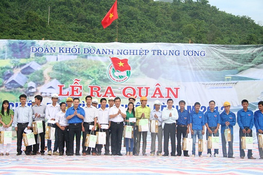 Thanh niên công nhân công trường Thủy điện Lai Châu nhận quà của Đoàn khối Doanh nghiệp Trung ương.
