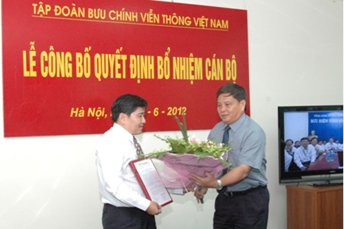 Chủ tịch Hội đồng Thành viên Tập đoàn VNPT Phạm Long Trận trao quyết định bổ nhiệm cho ông Nguyễn Hải Thanh. Ảnh: Q.B