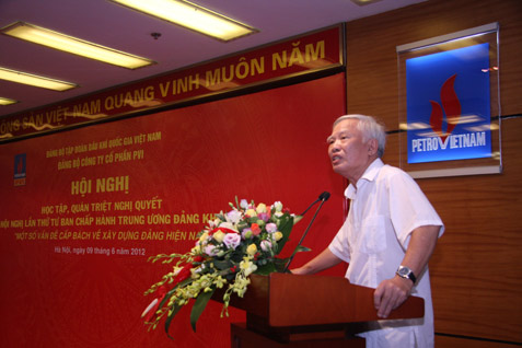 Đồng chí Vũ Khoan phát biểu tại Hội nghị