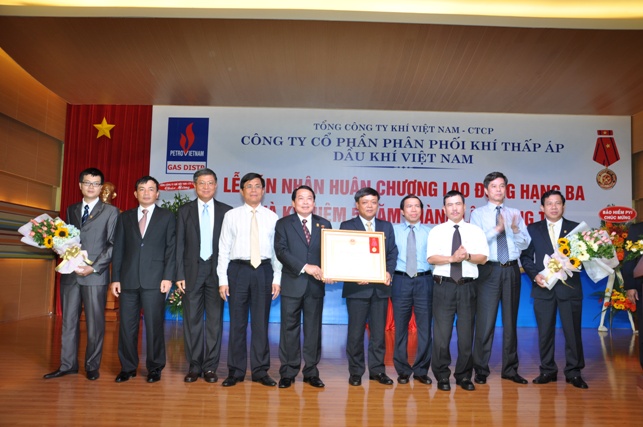 Đại diện lãnh đạo Tập đoàn Dầu khí Quốc gia Việt Nam đã trao Huân chương Lao động hạng Ba cho PV Gas D