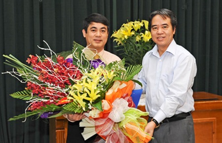 Thống đốc Nguyễn Văn Bình chúc mừng ông Nghiêm Xuân Thành.