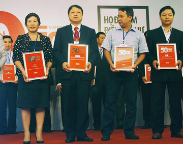 Phó Tổng giám đốc VietinBank Nguyễn Văn Du nhận Giải tại buổi lễ.