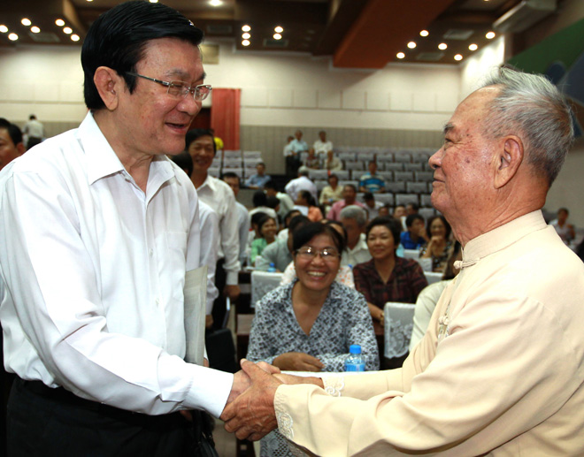 Chủ tịch nước Trương Tấn Sang (trái) tiếp xúc với cử tri quận 4, TP.HCM sáng 23-6 - Ảnh: GIẢN THANH SƠN