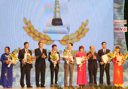 Chủ tịch Quốc hội Nguyễn Sinh Hùng và Trưởng ban Tuyên giáo TW Đinh Thế Huynh trao giải tại buổi lễ.