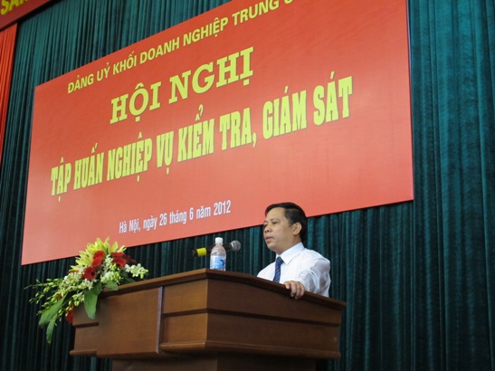 Đồng chí Tô Quang Thu - Phó Chủ nhiệm Ủy ban Kiểm tra Trung ương trình bày các chuyên đề tại Hội nghị tập huấn