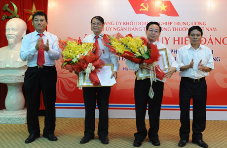 Trưởng ban Tổ chức Đảng ủy Khối Đỗ Tiến Khang và Chủ tịch HĐQT VietinBank Phạm Huy Hùng trao tặng Huy hiệu Đảng cho đ/c Phạm Văn Bính và Dương Đức Quảng.