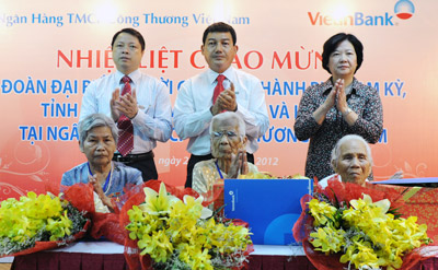 Ban Lãnh đạo VietinBank tặng quà ba Mẹ Việt Nam Anh hùng của Tp.Tam Kỳ.