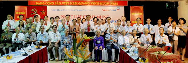 Đoàn đại biểu Người có công Tp.Tam Kỳ chụp ảnh lưu niệm với Ban Lãnh đạo VietinBank.