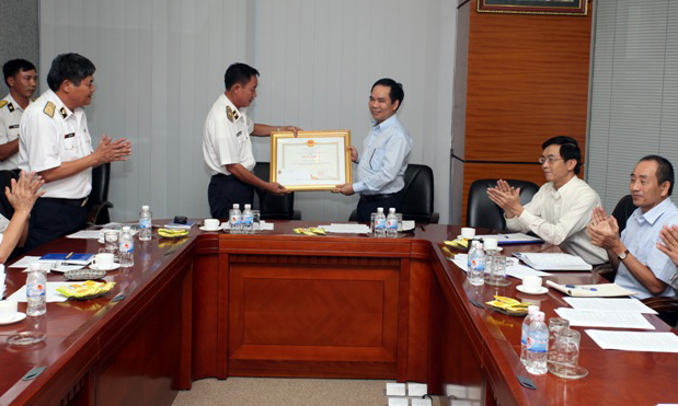 Thiếu tướng Trần Đình Xuyên trao Bằng khen của Thủ tướng Chính phủ cho Phó Tổng giám đốc Nguyễn Quốc Thập