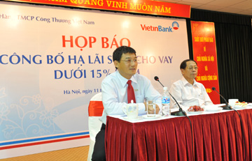 Chủ tịch HĐQT VietinBank Phạm Huy Hùng chủ trì buổi họp báo.