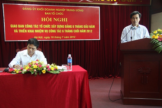 Đồng chí Lê Văn Lương, Chánh Văn phòng Ban Tổ chức Đảng ủy Khối trình bày báo cáo tại Hội nghị