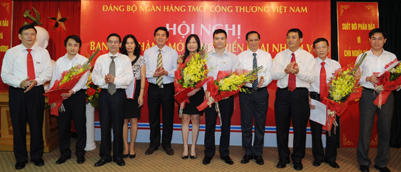 Các đại biểu tặng hoa chúc mừng 6 tổ chức đảng có thành tích trong 6 tháng đầu năm