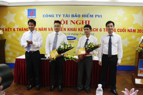 Chủ tịch HĐTV PVI Re Vũ Văn Thắng và Tổng giám đốc Lê Hoài Nam trao quà và tặng hoa cho 2 cán bộ có thành tích suất sắc trong 6 tháng đầu năm 2012