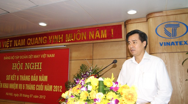 Đồng chí Nguyễn Quang Dương, Phó Bí thư Đảng ủy Khối phát biểu chỉ đạo tại Hội nghị.