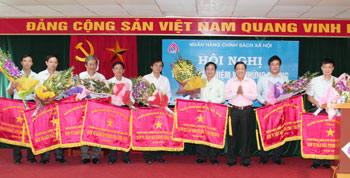 Tổng giám đốc Dương Quyết Thắng (thứ ba, từ phải qua) trao Cờ thi đua của Thống đốc NHNN cho 8 chi nhánh hoàn thành xuất sắc nhiệm vụ năm 2011