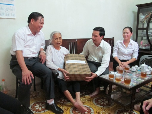 Đại diện lãnh đạo Công đoàn cơ quan Đảng ủy Khối doanh nghiệp Trung ương trao quà cho mẹ Liệt sĩ Nguyễn Thị Úy 