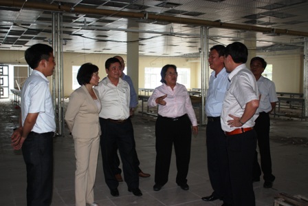 Thứ trưởng Hồ Thị Kim Thoa (người đứng thứ 2 bên trái) thăm và kiểm tra tiến độ dự án