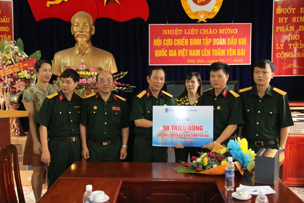 Đồng chí Trần Ngọc Dũng trao tặng 50 triệu đồng cho Hội CCB Tỉnh Yên Bái