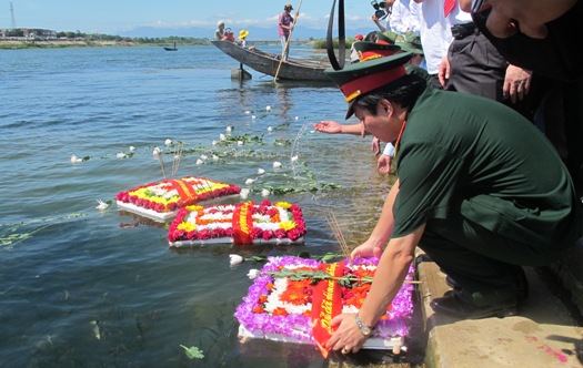 Thả hoa bên bờ Bắc sông Thạch Hãn