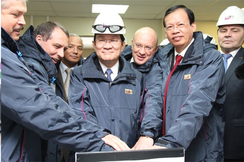 Chủ tịch nước Trương Tấn Sang và đồng chí Phùng Đình Thực, Chủ tịch Hội đồng thành viên PVN thực hiện nghi thức bấm nút đưa mỏ Tây Khosedayu vào vận hành thương mại