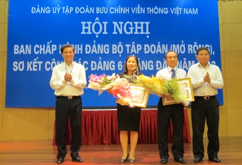 Lãnh đạo VNPT trao Huy hiệu 30 năm tuổi đảng cho 2 đảng viên