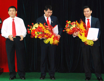 Chủ tịch HĐQT Phạm Huy Hùng trao quyết định bổ nhiệm Phó Tổng giám đốc cho 2 ông Nguyễn Đức Thành và Phạm Huy Thông.