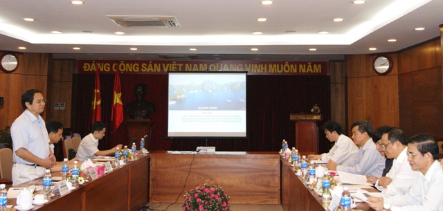 Đồng chí Phạm Minh Chính, Ủy viên Trung ương Đảng, Bí thư Tỉnh ủy Quảng Ninh trình bày tóm tắt Đề án Phát triển KT - XH của địa phương.