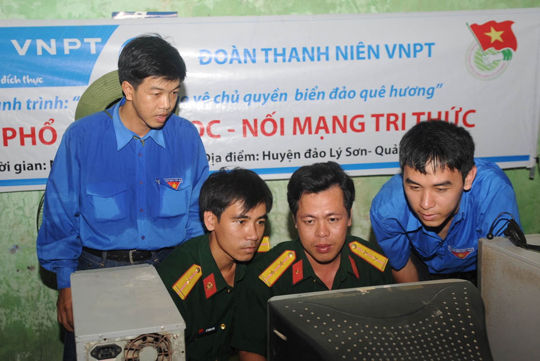 Đoàn viên Thanh niên VNPT hướng dẫn cán bộ chiến sỹ sử dụng máy vi tính tại huyện đảo Lý Sơn