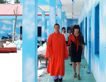 Bà Nguyễn Thị Thanh Xuân và Đại đức Thích Phước Ngọc kiểm tra tiến độ xây dựng Cô nhi viện Phật giáo.