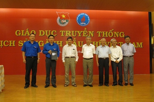 Hội DKVN trao tặng bộ sách “Lịch sử ngành Dầu khí” cho Đoàn TNCS Hồ Chí Minh Tổng công ty Khí Việt Nam