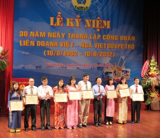 Đồng chí Hà Duy Dĩnh tặng bằng khen của Công đoàn Dầu khí Việt Nam cho cán bộ Công đoàn Vietsovpetro