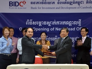 Lễ ký hợp đồng hợp tác cung cấp các dịnh vụ ngân hàng tài chính cho công ty Borey Beng Hout