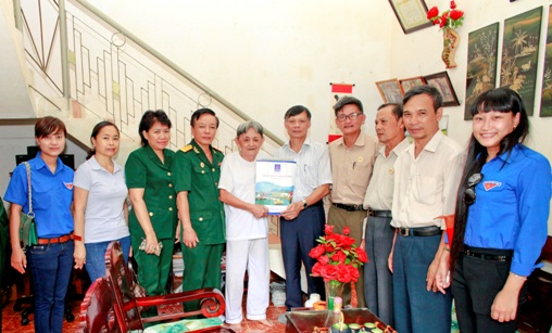Tổng Công ty Khí Việt Nam thăm và tặng quà cho các gia đình chính sách tại Vũng Tàu