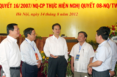 Thủ tướng Nguyễn Tấn Dũng trao đổi cùng các đại biểu dự Hội nghị. Ảnh: VGP/Nhật Bắc