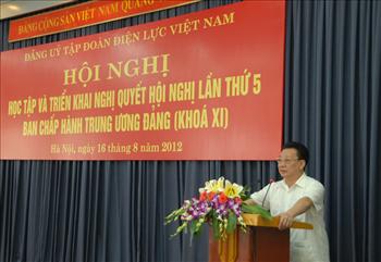 GS.TS Phùng Hữu Phú - Phó Chủ tịch thường trực Hội đồng Lý luận Trung ương truyền đạt các chuyên đề.