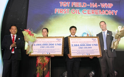 Hoàng Long JOC trao số tiền từ thiện 200.000USD cho đại diện cán bộ xã tỉnh Ninh Bình và Vĩnh Phúc.