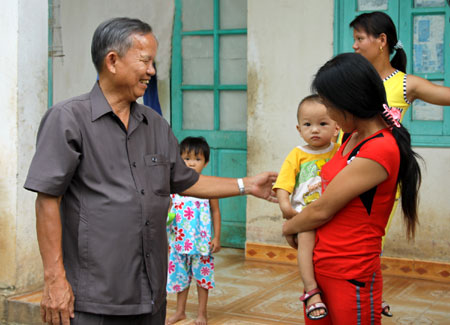 Đồng chí Trương Vĩnh Trọng – Nguyên Ủy viên Bộ Chính trị, Phó Thủ tướng Chính phủ, Trưởng Ban Chỉ đạo Tây Bắc thăm hỏi các gia đình trồng cao su ở bản Ma Quai, xã Ma Quai (Sìn Hồ).